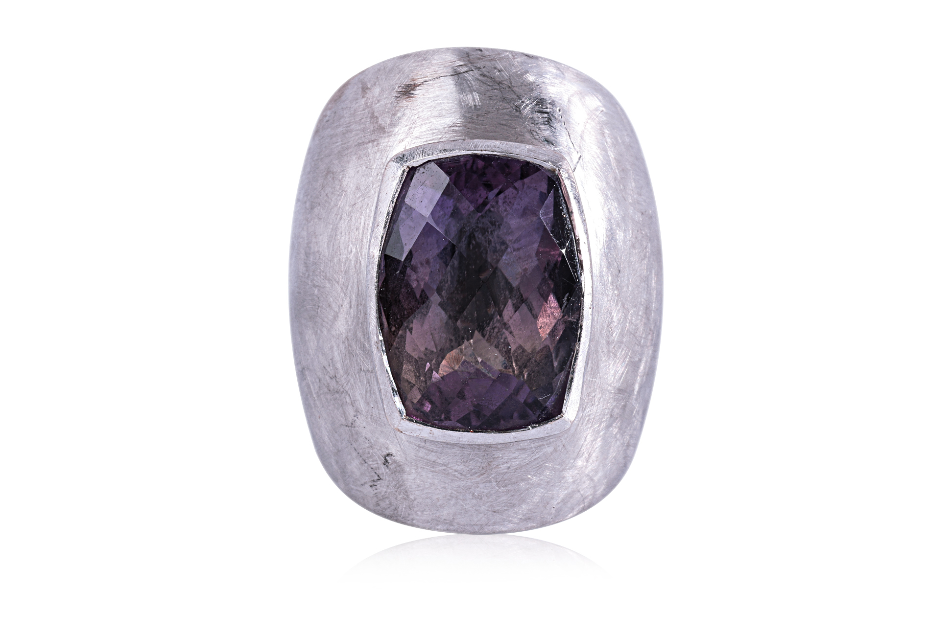 AN AMETHYST AND WHITE GOLD RING - Image 2 of 4