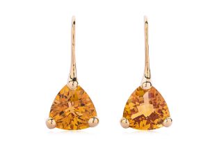 A PAIR OF CITRINE DROP EARRINGS