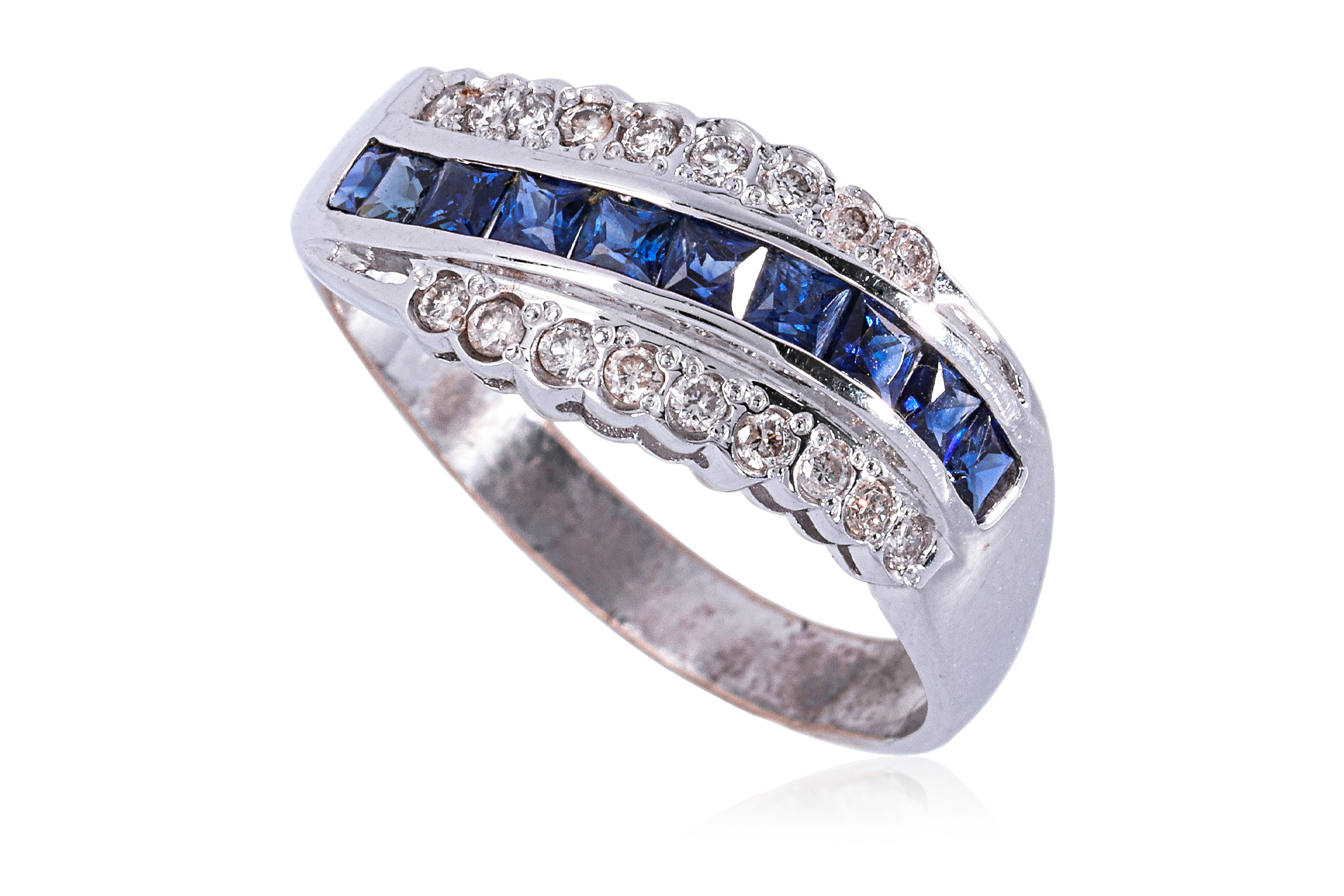 A SAPPHIRE AND DIAMOND RING