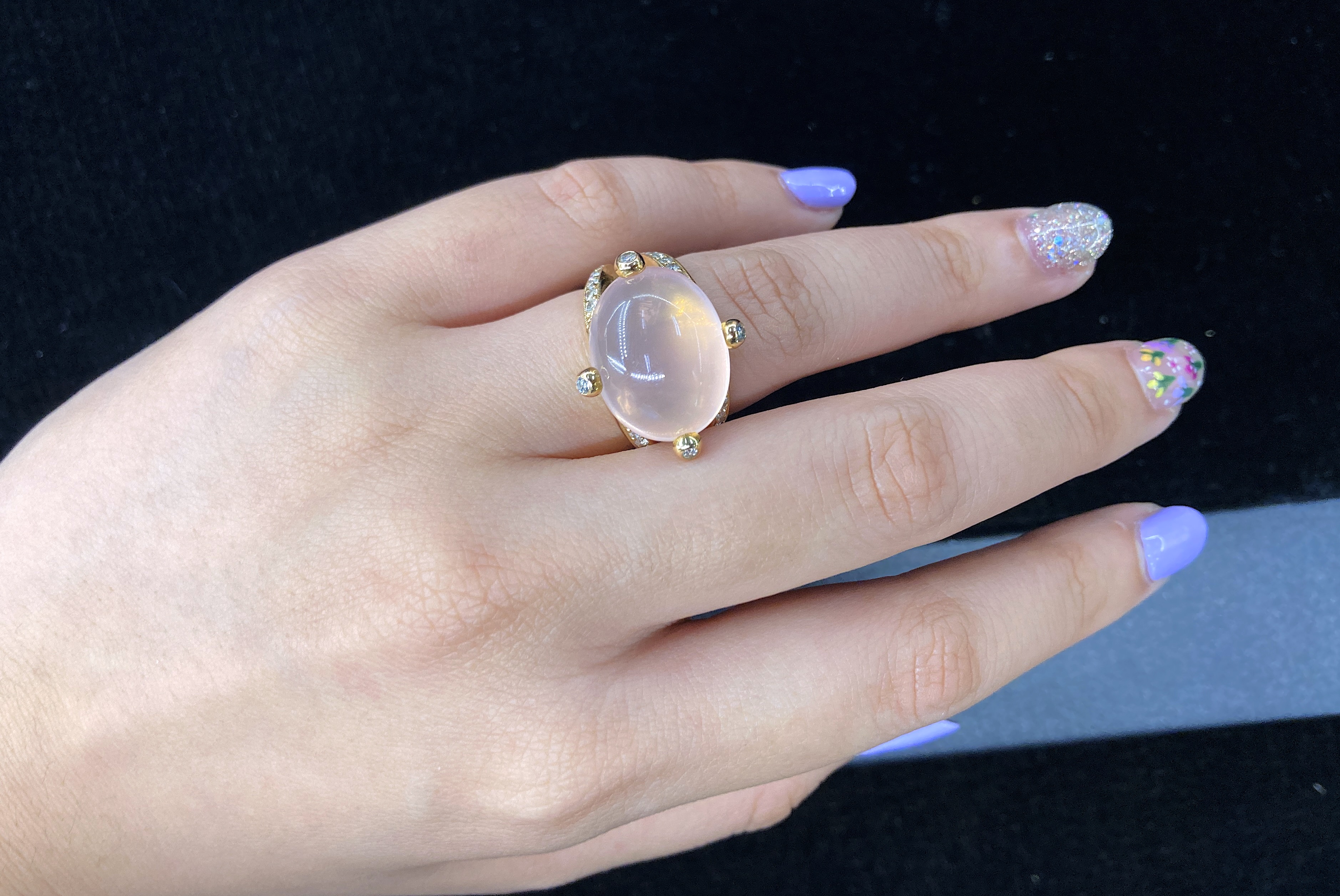 A ROSE QUARTZ CABOCHON AND DIAMOND RING - Image 4 of 4