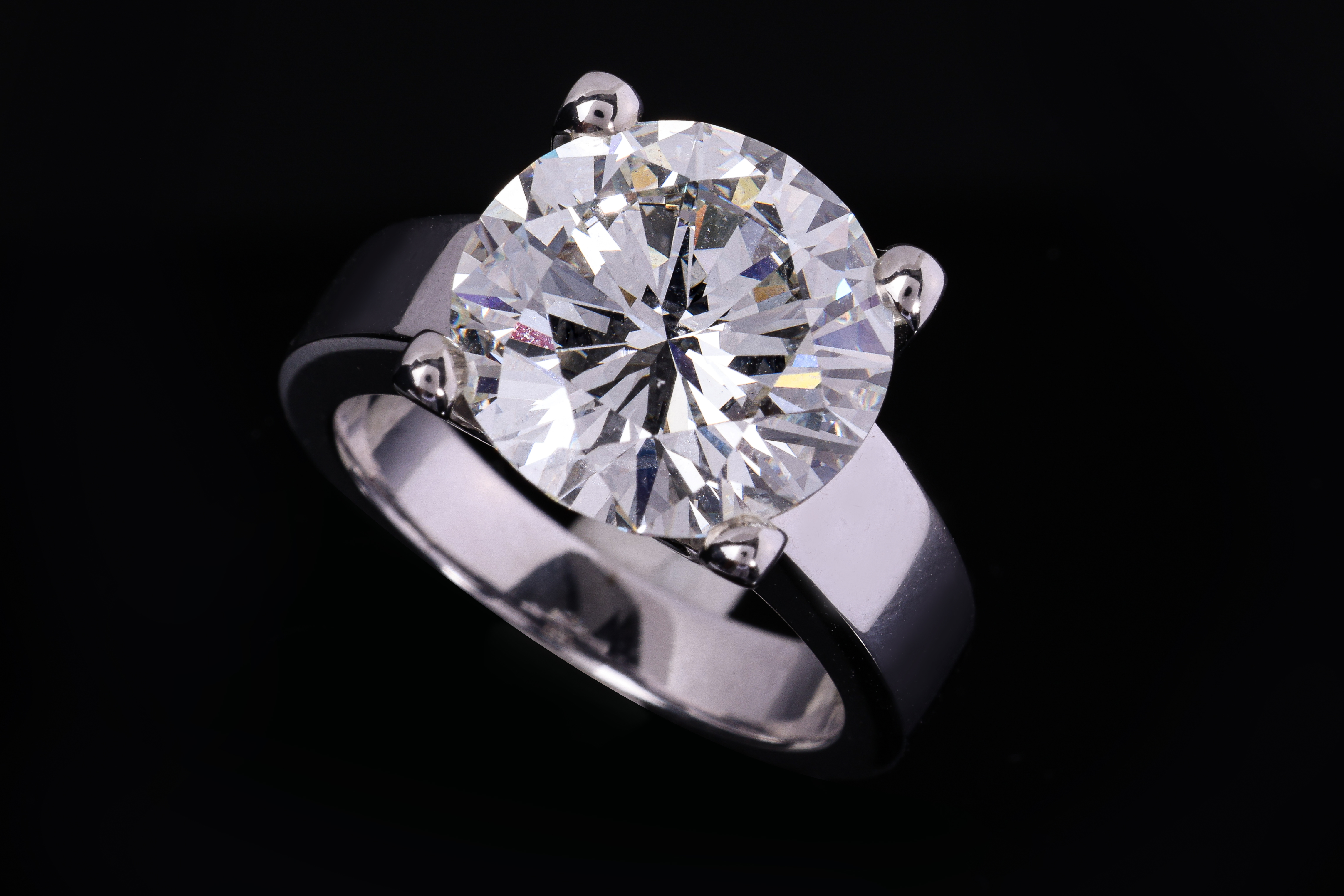 A FINE 7.25 CTS SOLITAIRE DIAMOND RING