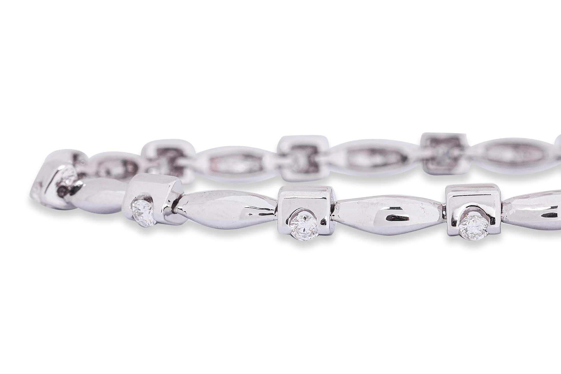 A DIAMOND AND WHITE GOLD BRACELET - Image 2 of 3