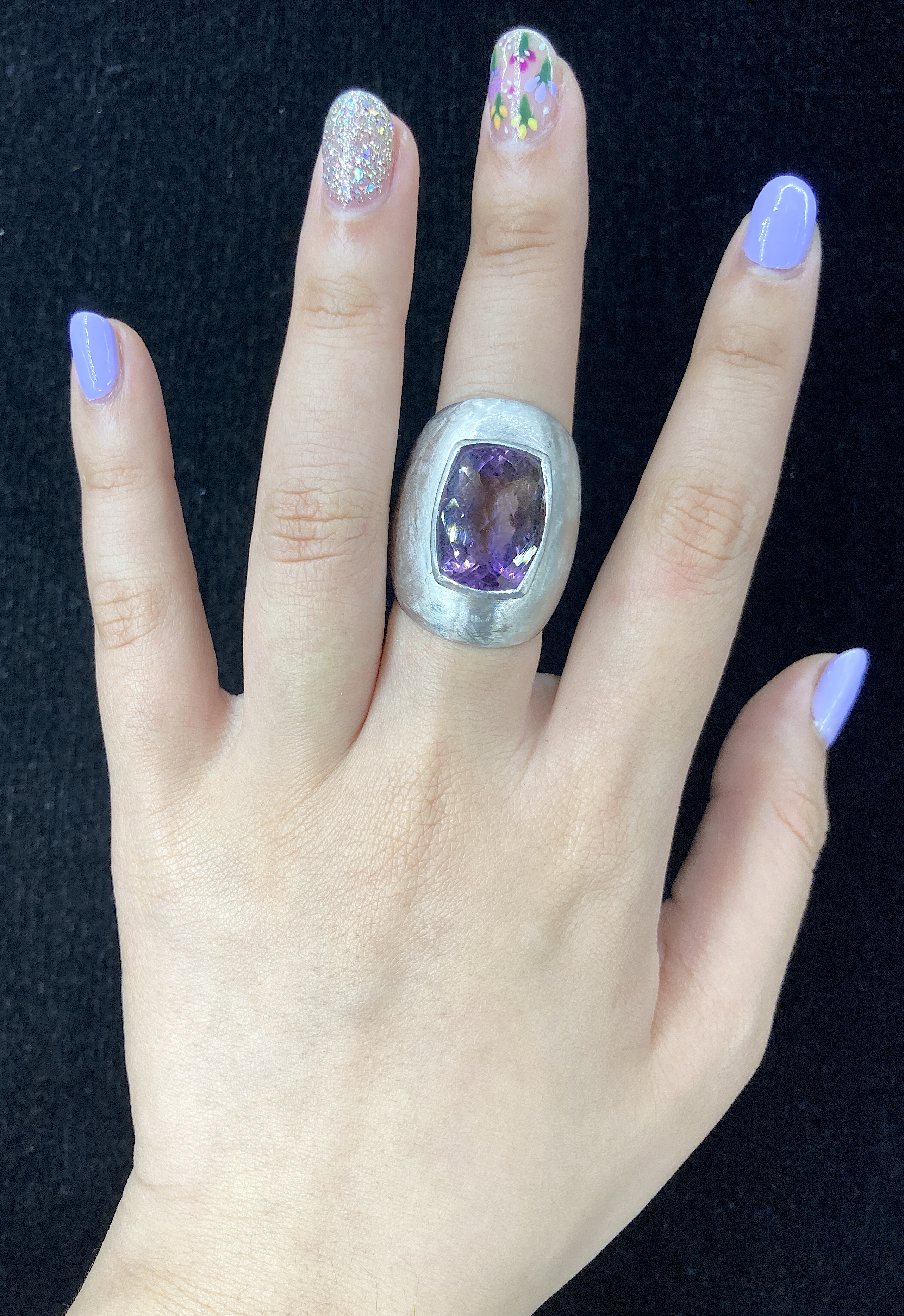 AN AMETHYST AND WHITE GOLD RING - Image 4 of 4