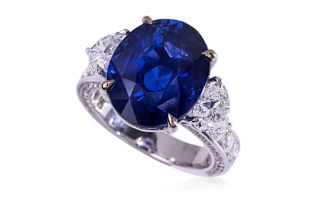 A FINE LARGE UNHEATED CEYLON CORNFLOWER BLUE SAPPHIRE RING