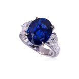 A FINE LARGE UNHEATED CEYLON CORNFLOWER BLUE SAPPHIRE RING