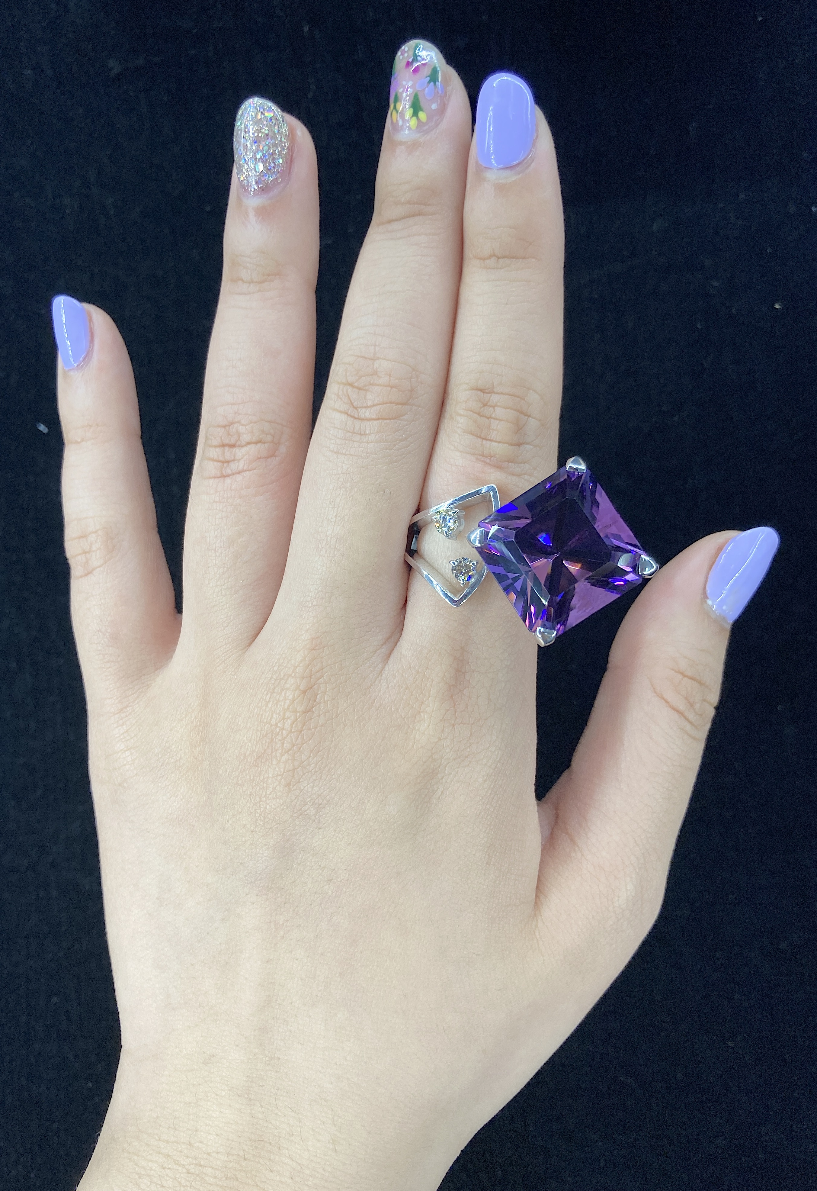 AN AMETHYST AND DIAMOND RING - Bild 4 aus 4