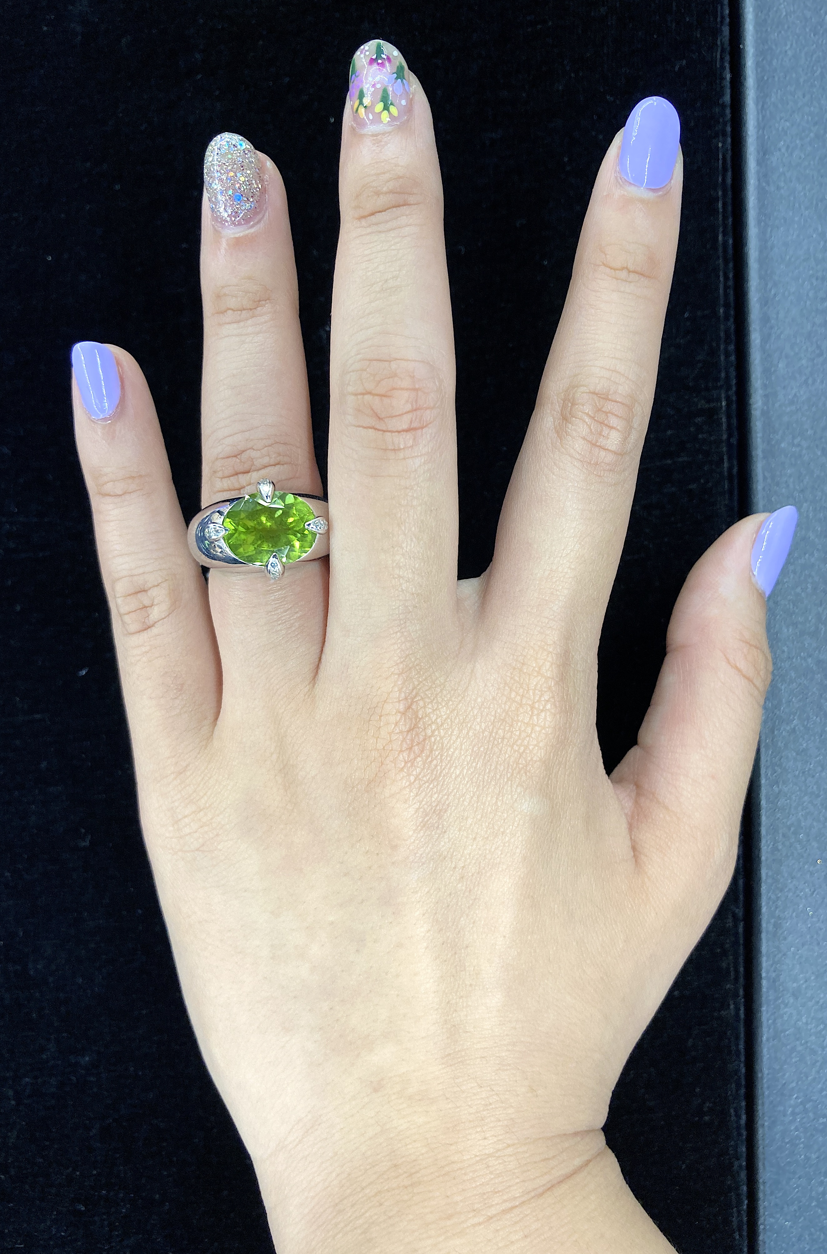 A PERIDOT AND DIAMOND RING - Image 4 of 4