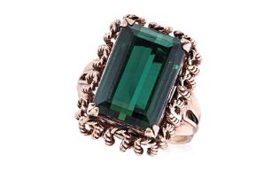 A GREEN TOURMALINE RING