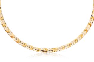 AN ITALIAN THREE COLOUR GOLD NECKLACE