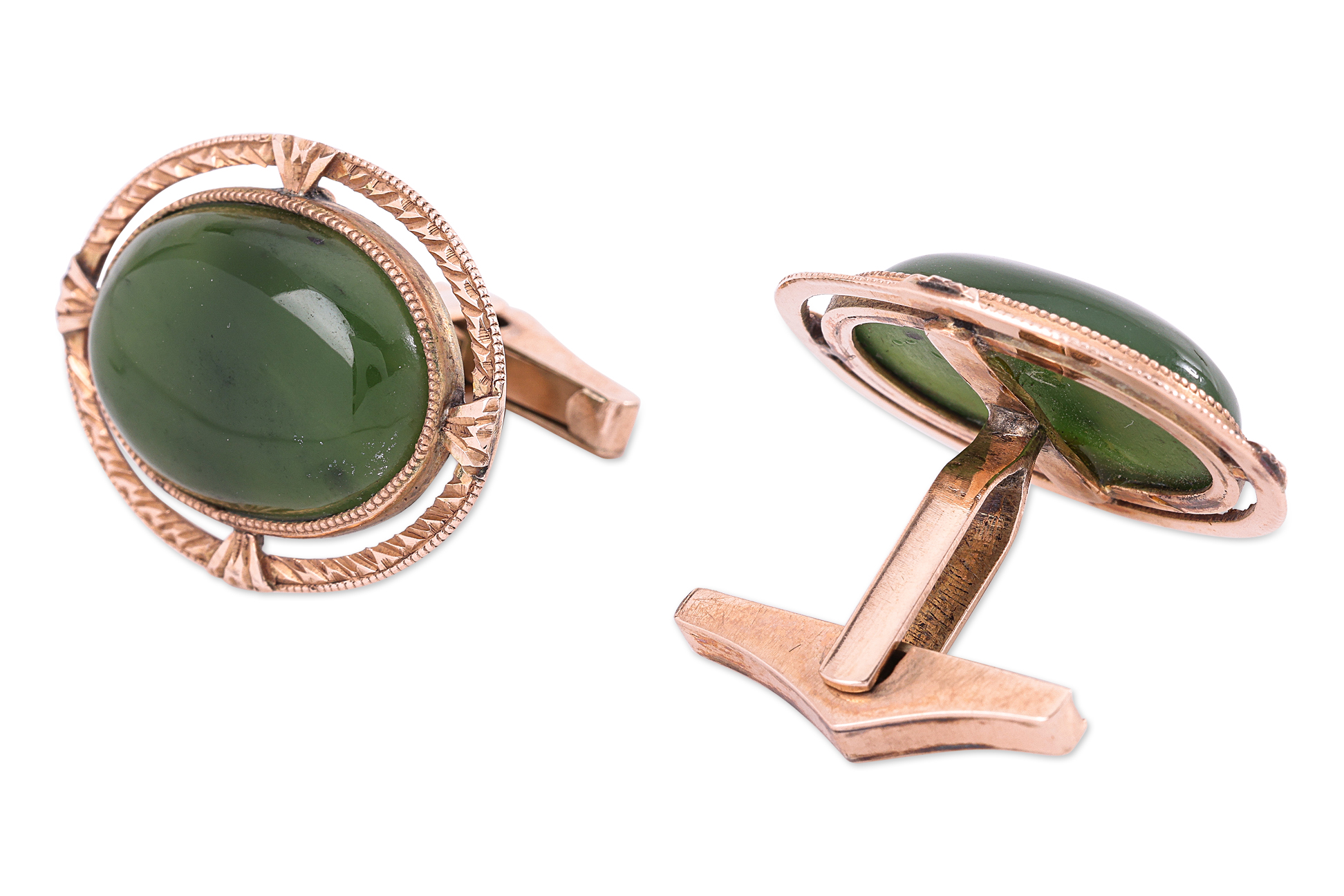 A MATCHING SUITE OF NEPHRITE RING AND CUFFLINKS - Image 2 of 3