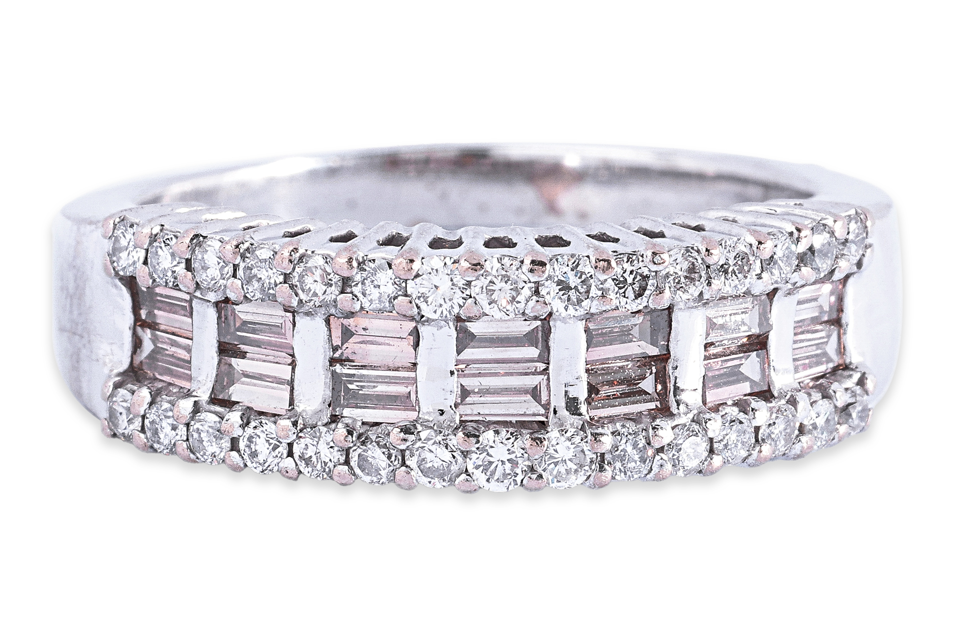 A BAGUETTE AND ROUND DIAMOND RING - Image 2 of 4