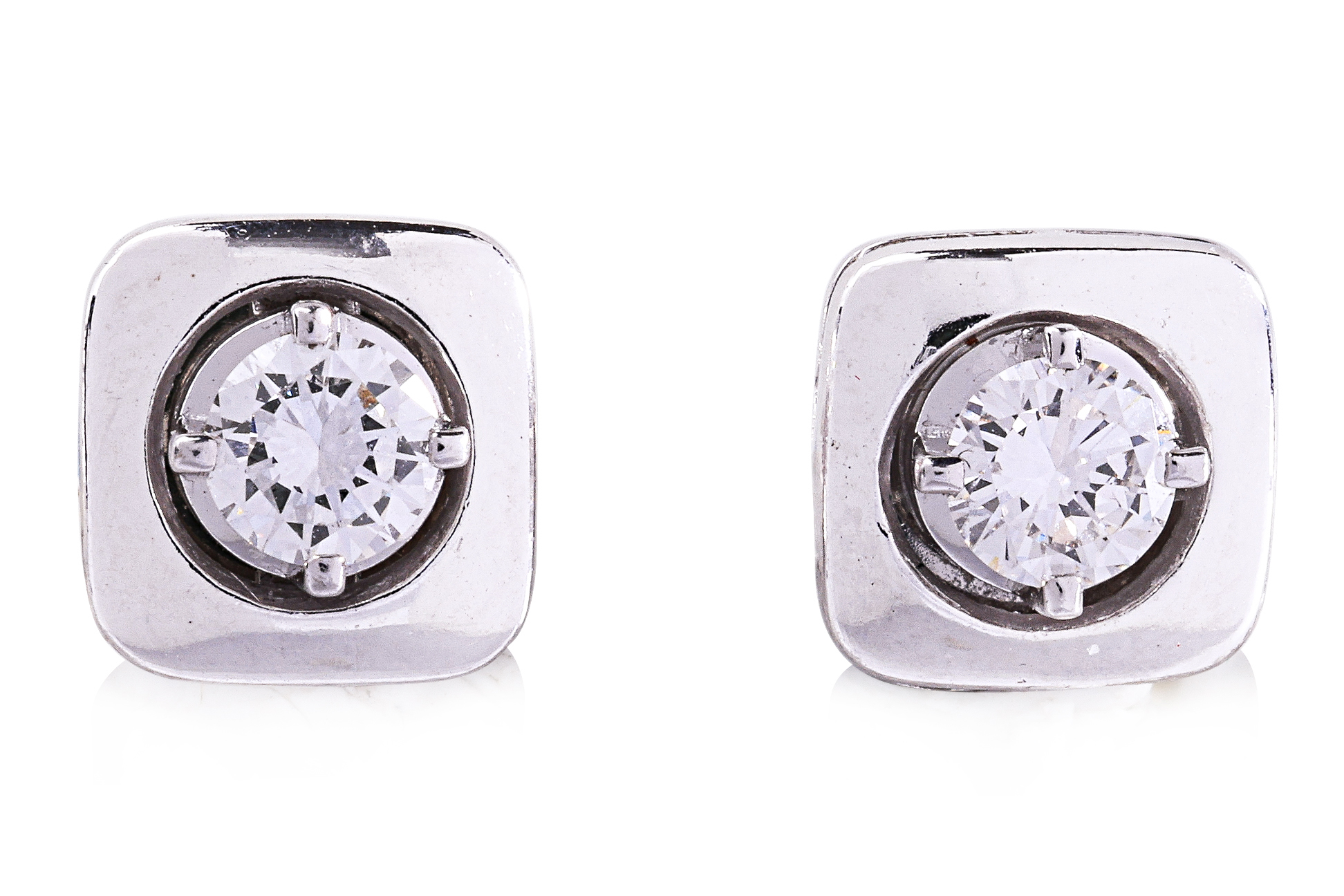 A PAIR OF DIAMOND STUD EARRINGS - Image 2 of 3