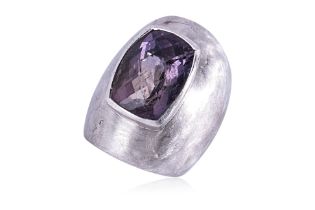 AN AMETHYST AND WHITE GOLD RING