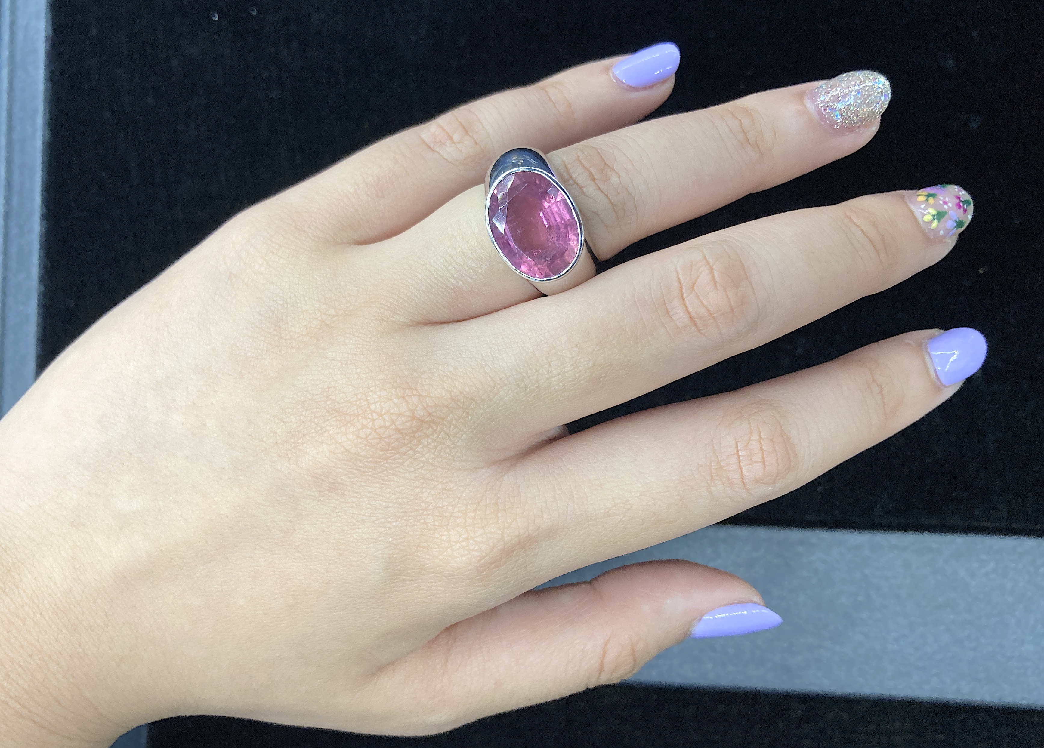 A PINK TOURMALINE AND WHITE GOLD RING - Image 4 of 4