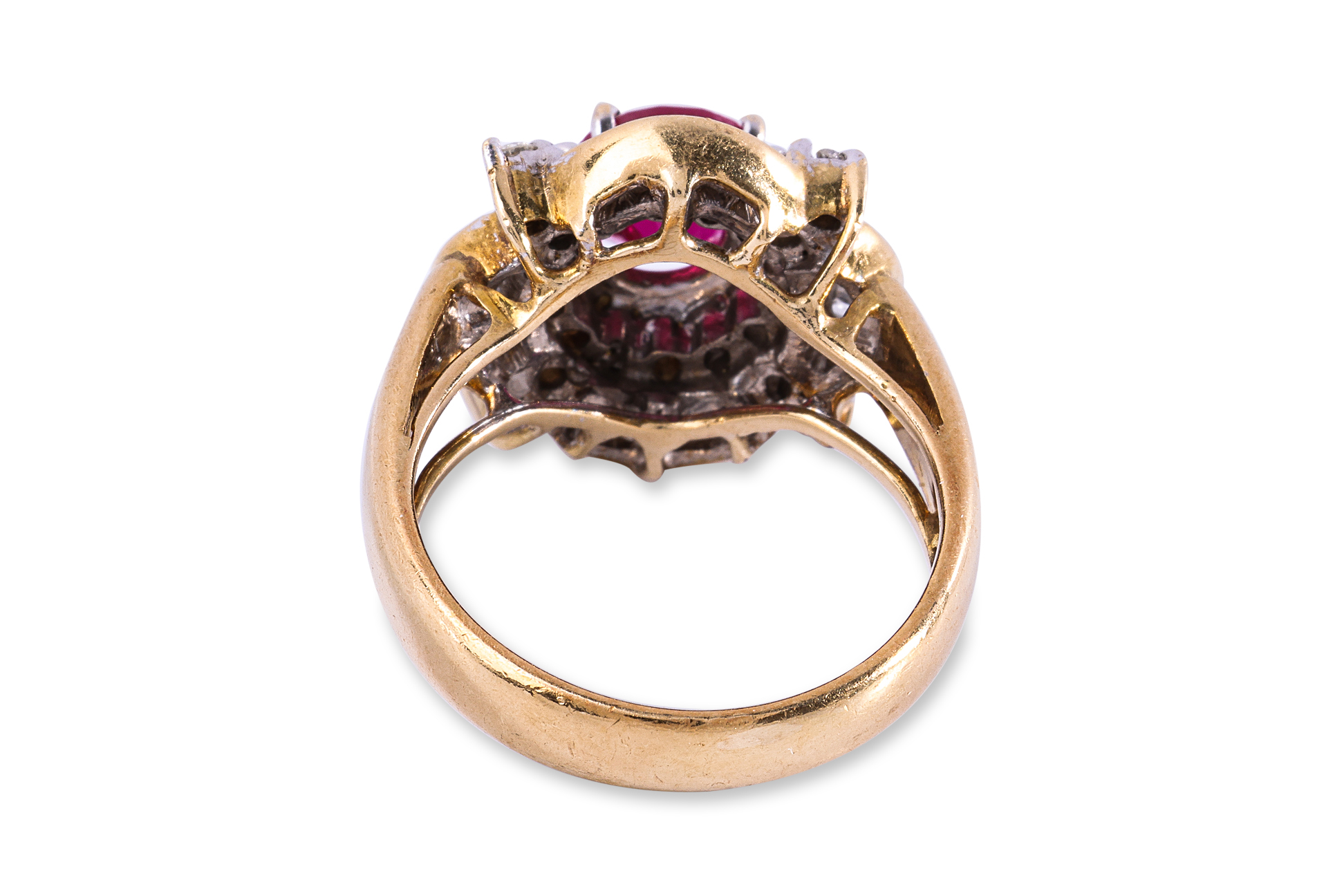 A SYNTHETIC RUBY AND DIAMOND RING - Bild 3 aus 4