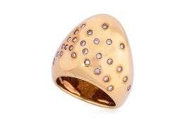 A DIAMOND AND GOLD RING