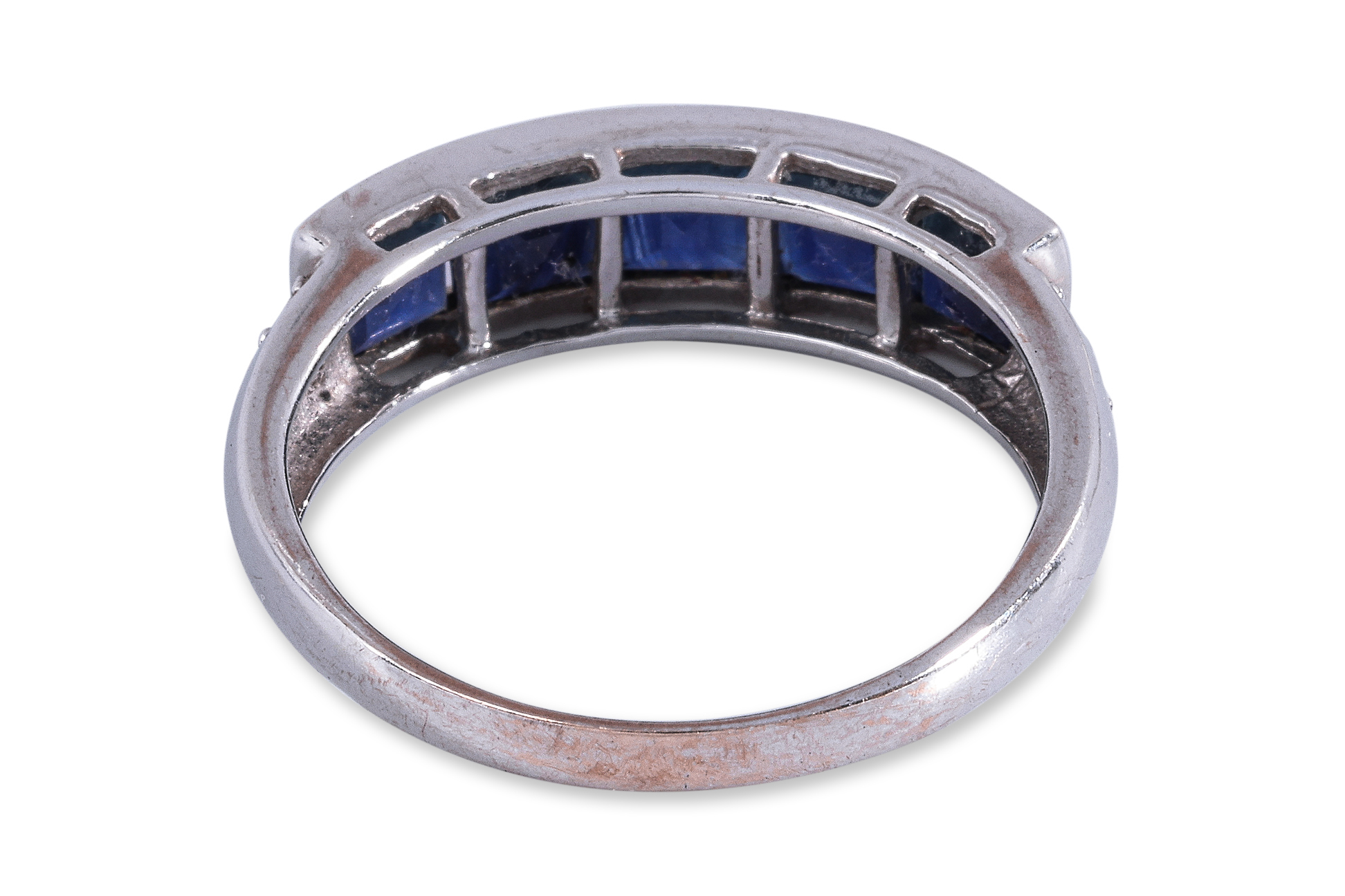 A CHANNEL SET SAPPHIRE AND DIAMOND RING - Bild 3 aus 4