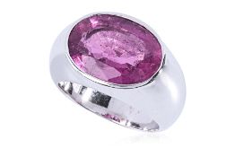 A PINK TOURMALINE AND WHITE GOLD RING