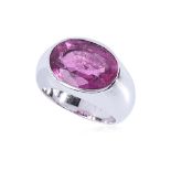 A PINK TOURMALINE AND WHITE GOLD RING