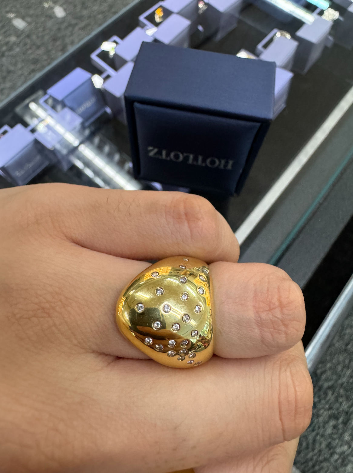 A DIAMOND AND GOLD RING - Bild 4 aus 5