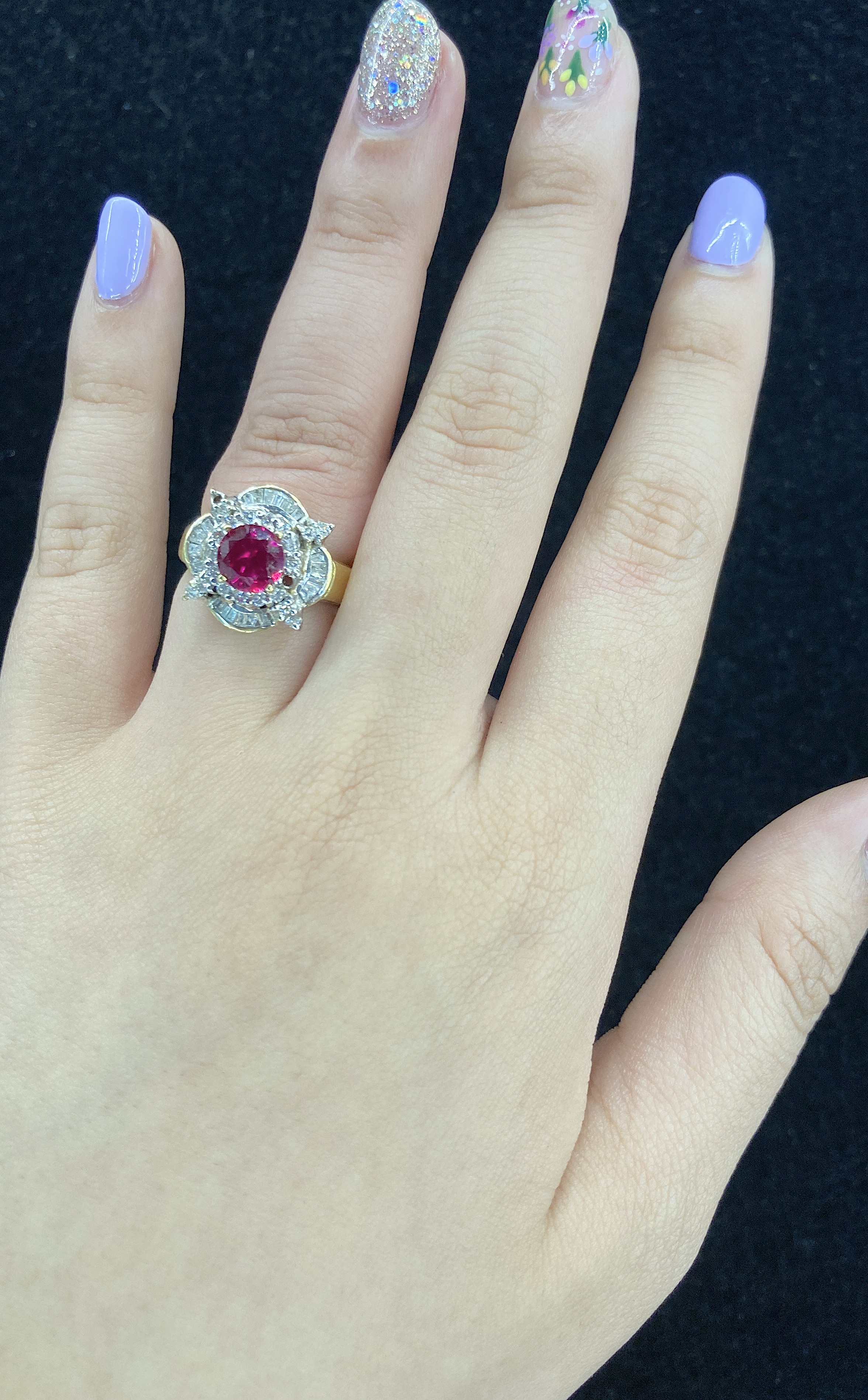 A SYNTHETIC RUBY AND DIAMOND RING - Bild 4 aus 4