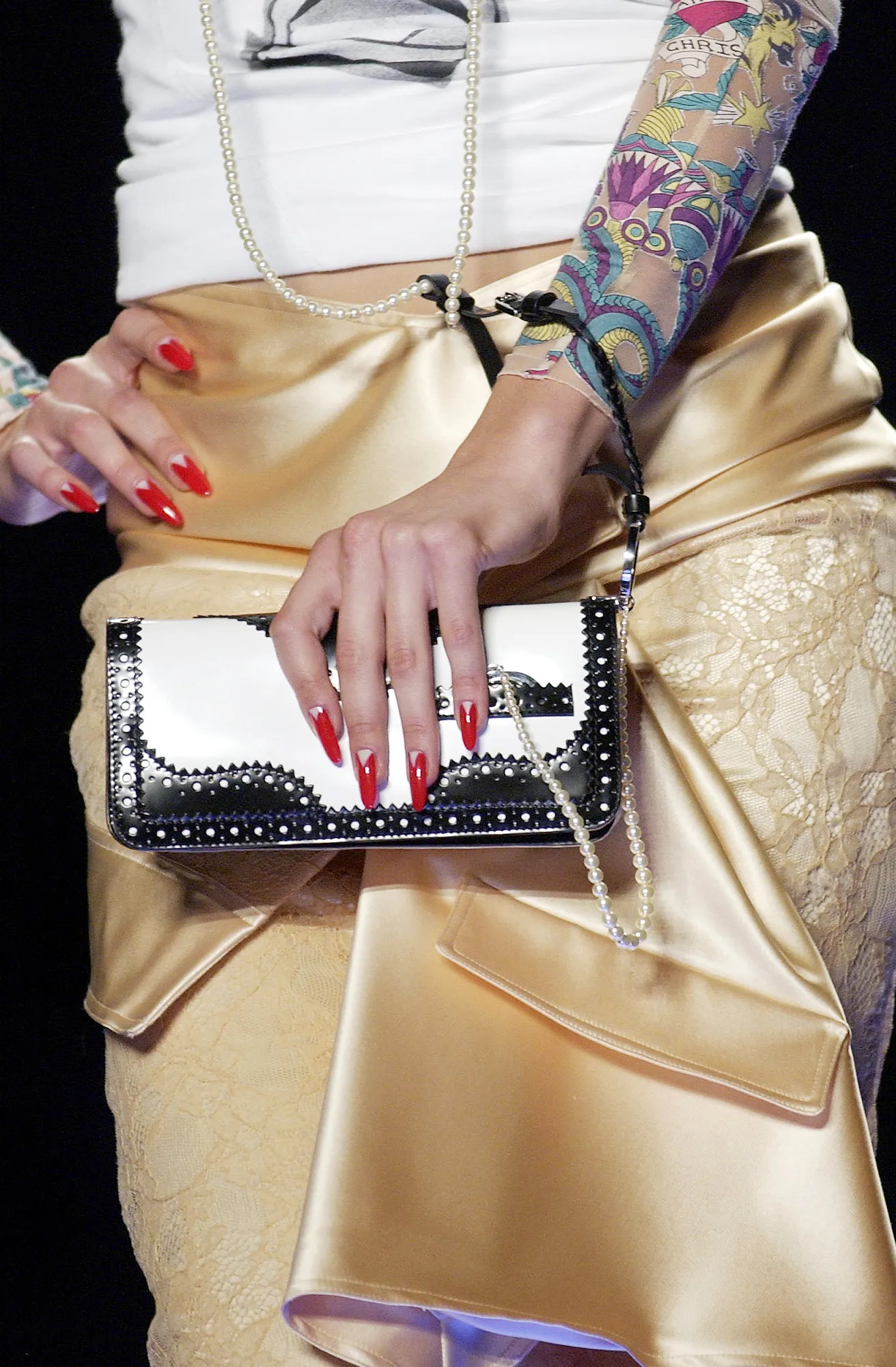 A CHRISTIAN DIOR 'D' TRICK BAG WITH FAUX PEARLS - Image 4 of 22