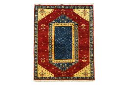 A PERSIAN WOOL RUG IN BLUE AND RED (167 x 111cm)