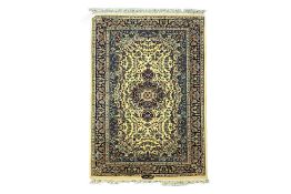 A PERSIAN STYLE WOOL RUG (160 x 92cm)