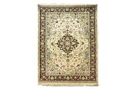 A PERSIAN STYLE WOOL RUG (197 x 127cm)
