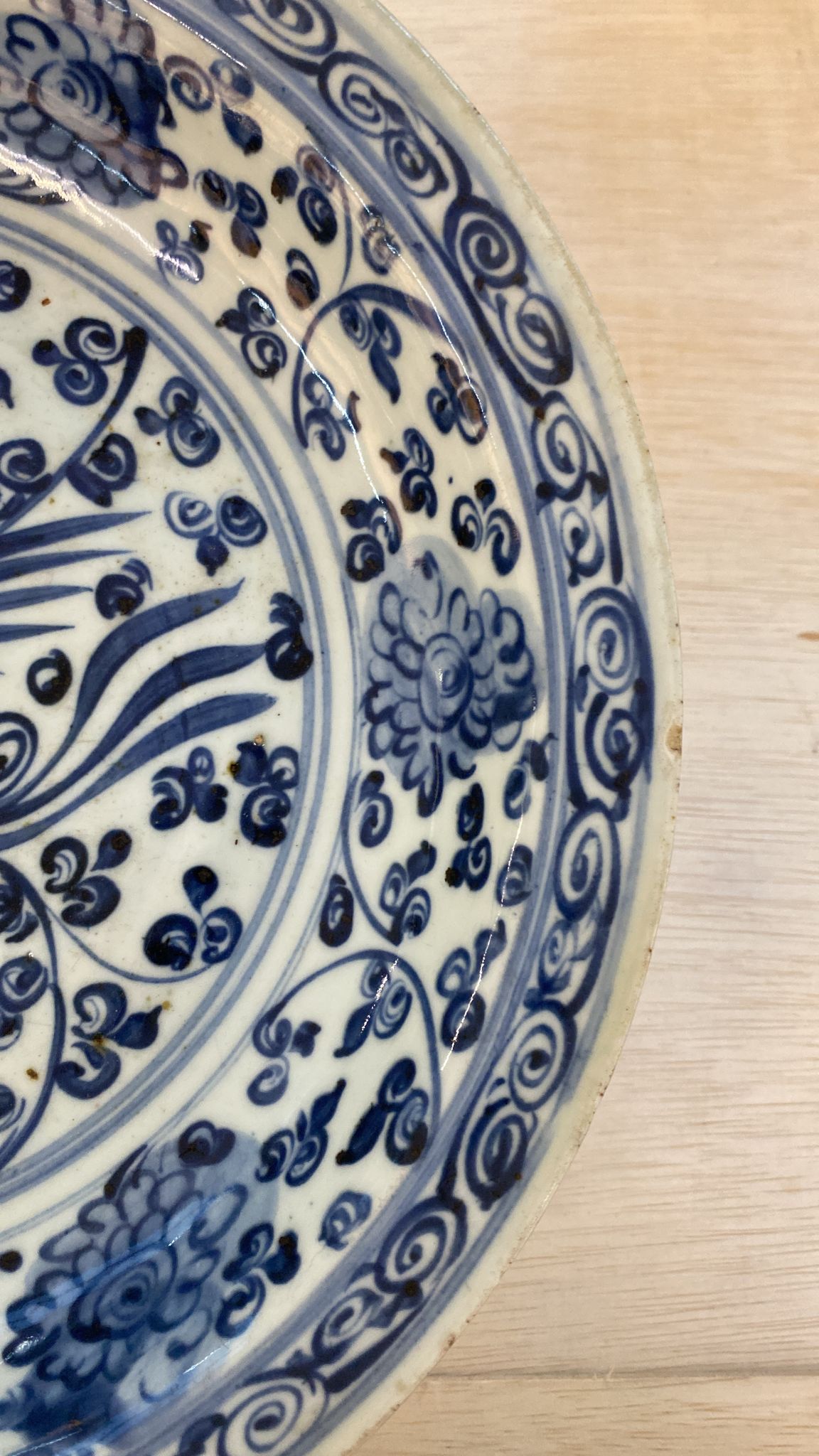 A BLUE AND WHITE PHOENIX DISH - Image 8 of 15