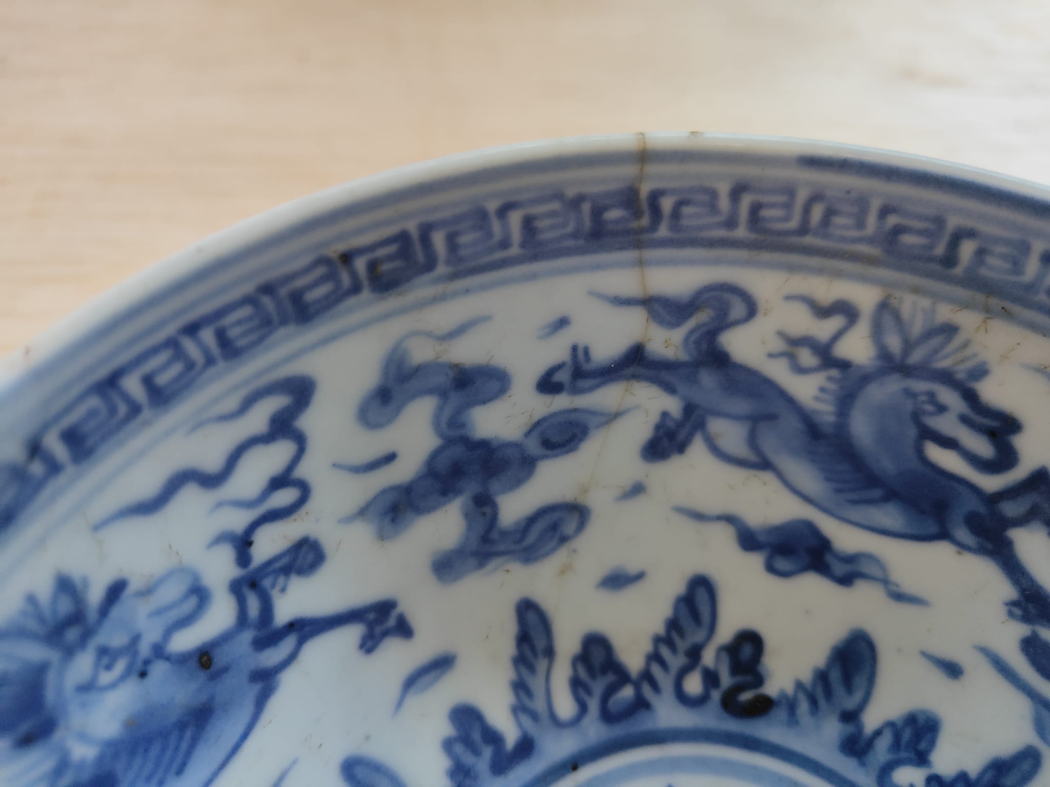 A BLUE AND WHITE PORCELAIN 'FLYING HORSES' BOWL - Image 7 of 9