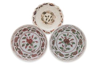 A PAIR OF SWATOW PORCELAIN BOWLS AND A SIMILAR SAUCER