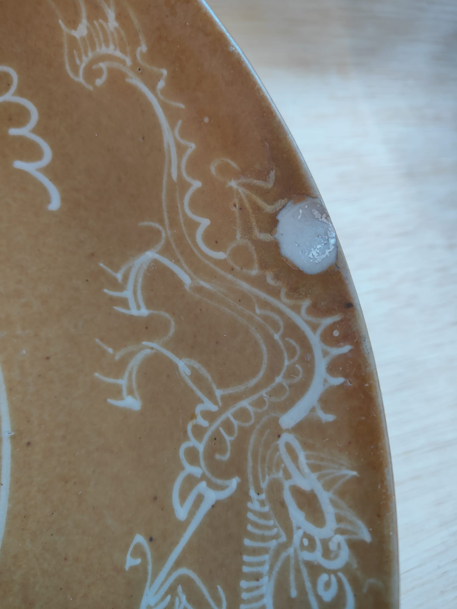 A LARGE SWATOW SLIP-DECORATED RUSSET GROUND BOWL - Image 6 of 7
