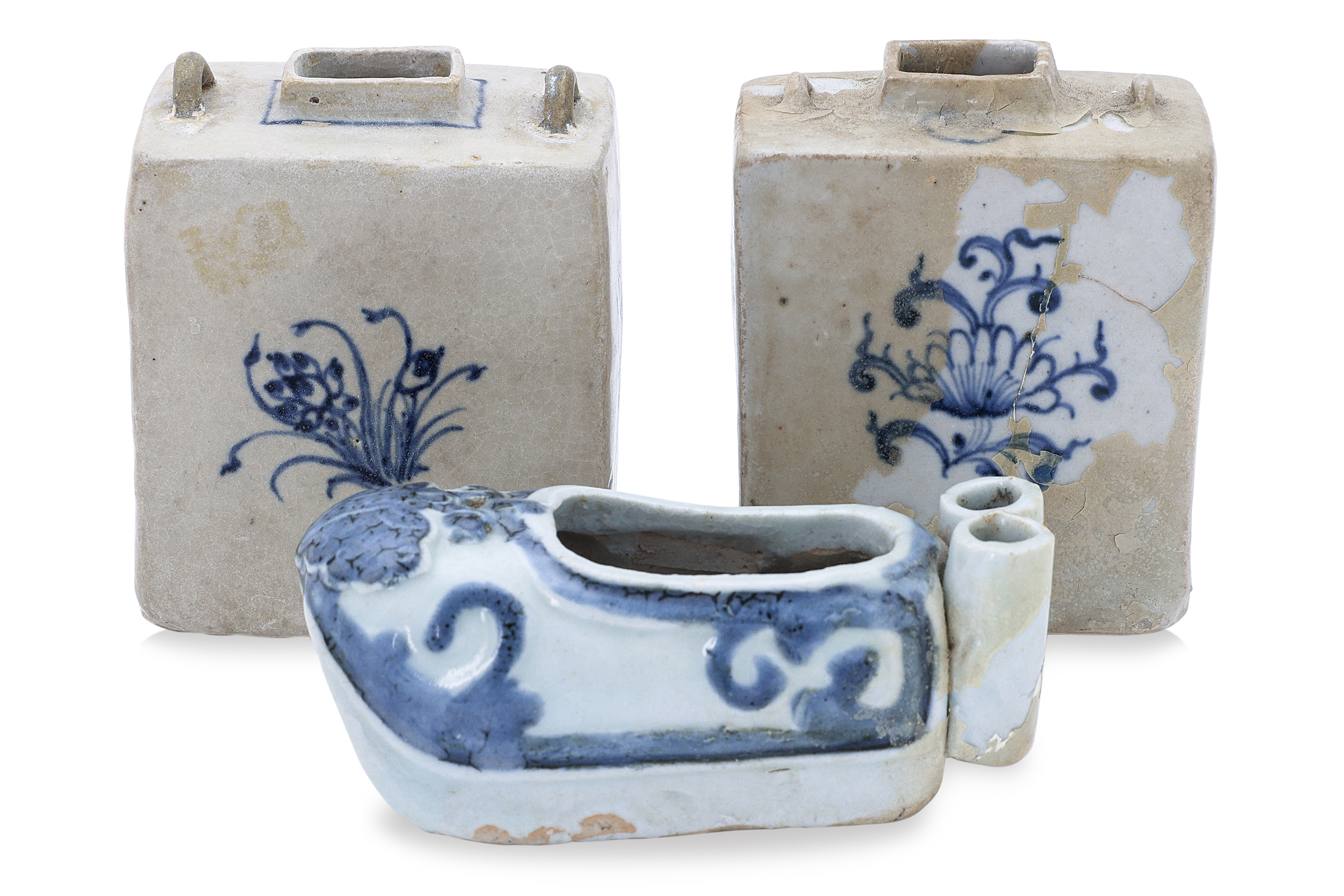 A BLUE AND WHITE SHOE FORM BRUSH WASHER AND TWO WATER POTS - Image 2 of 3