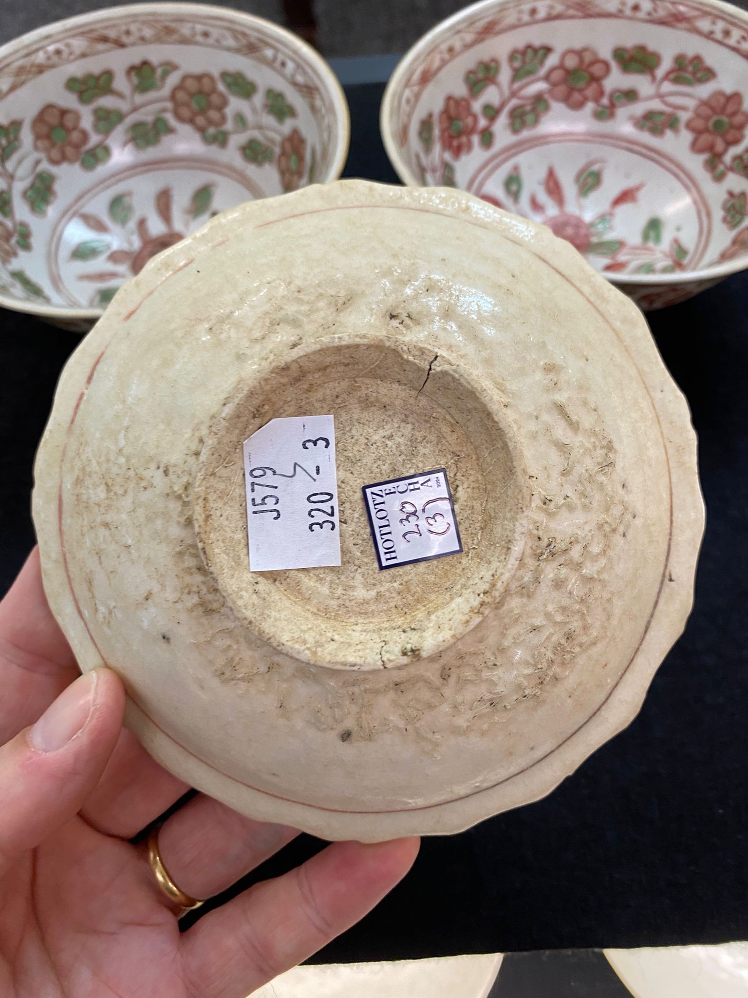 A PAIR OF SWATOW PORCELAIN BOWLS AND A SIMILAR SAUCER - Image 13 of 15