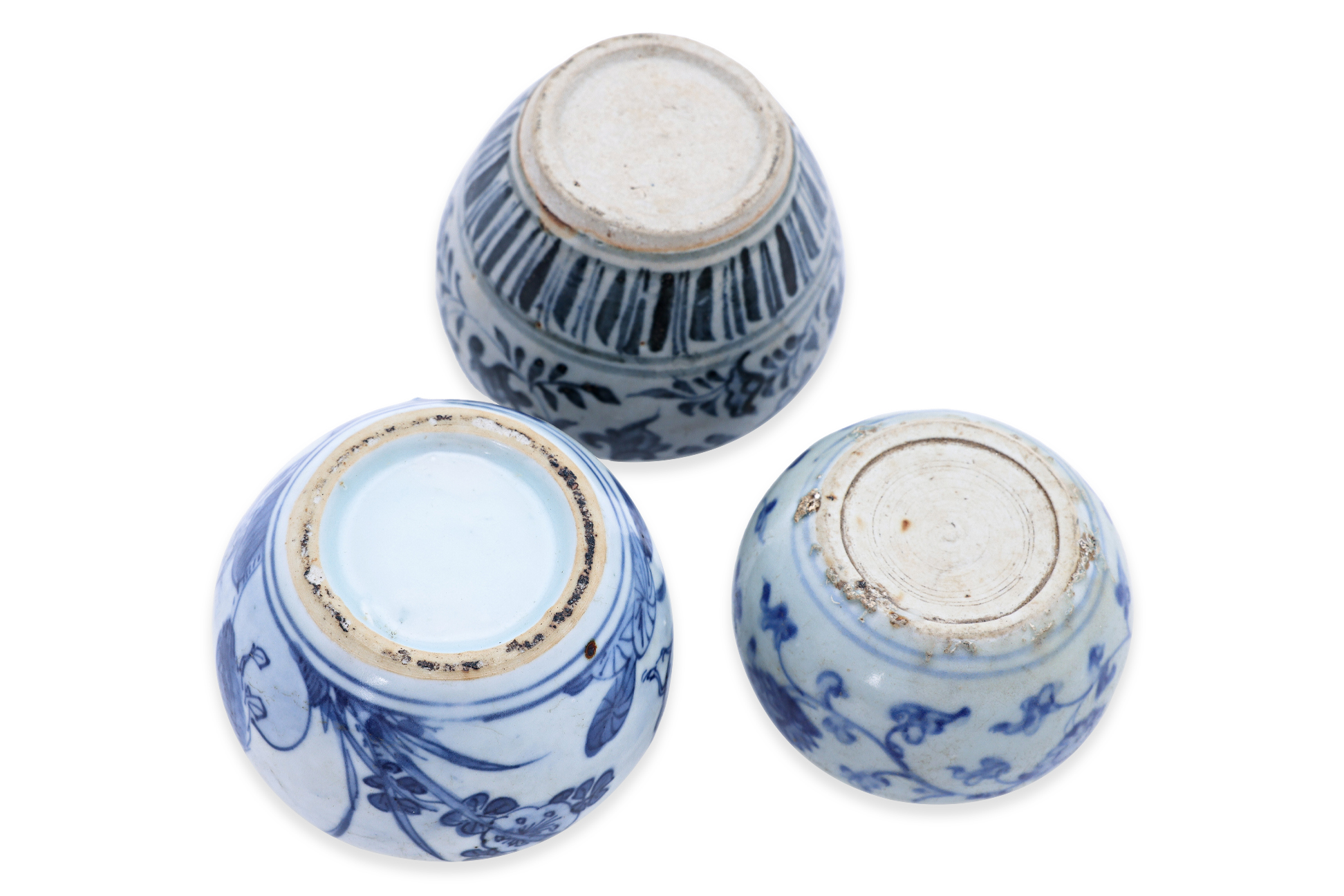 A GROUP OF THREE SMALL BLUE AND WHITE JARS - Image 3 of 3