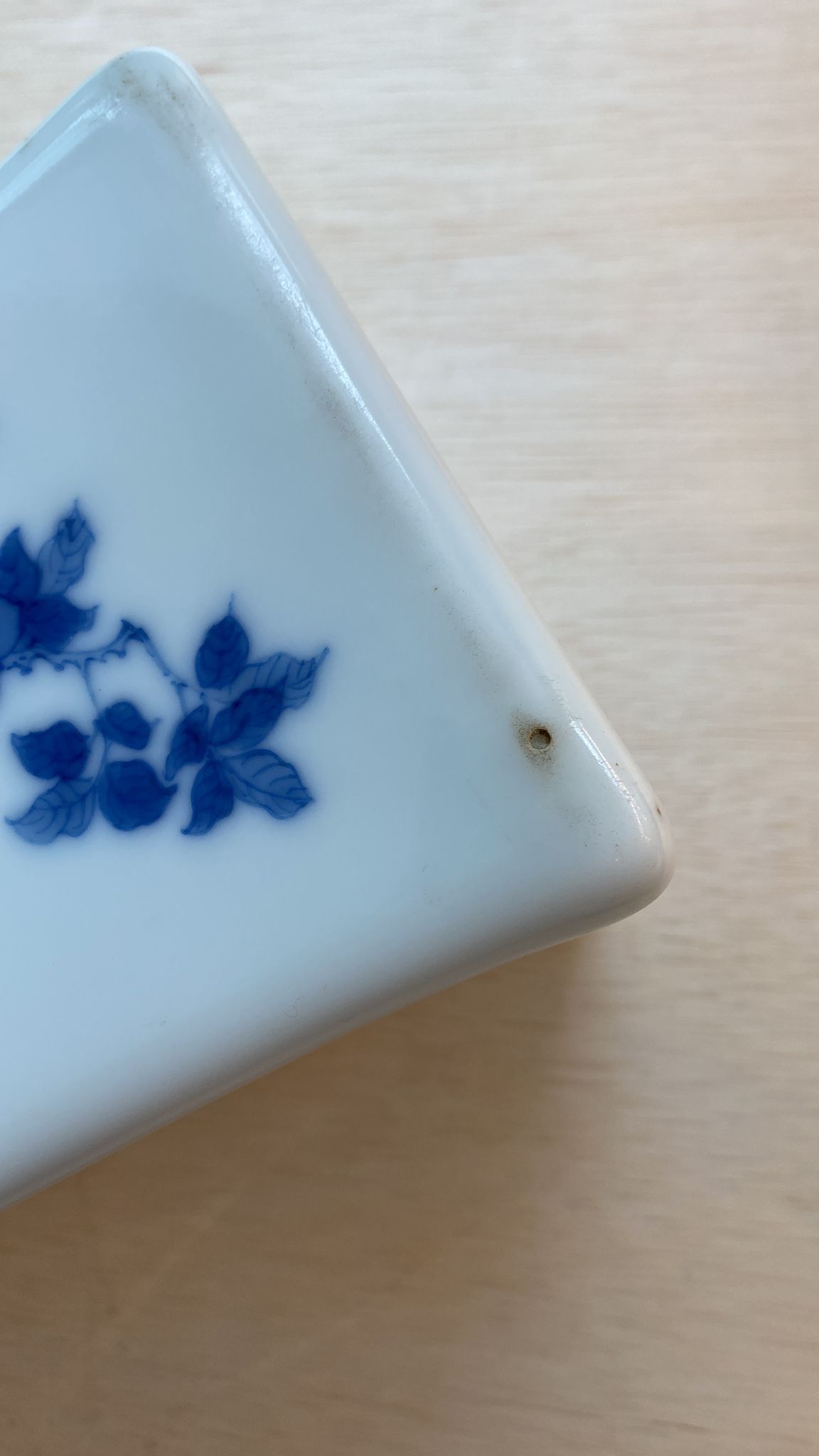 A LARGE BLUE AND WHITE PORCELAIN PILLOW - Image 12 of 24