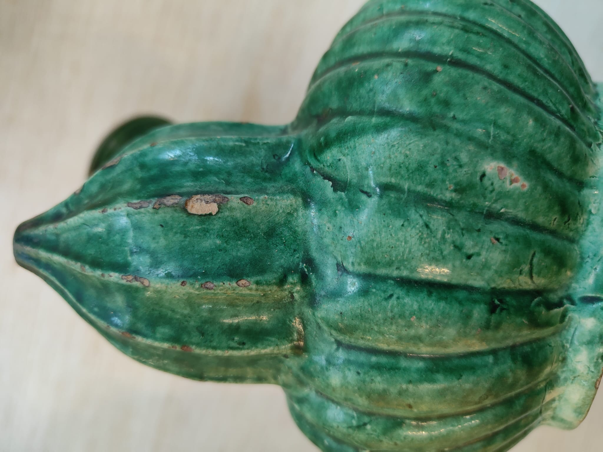 A GREEN GLAZED FLUTED AND MOULDED DRAGON KENDI - Bild 10 aus 13