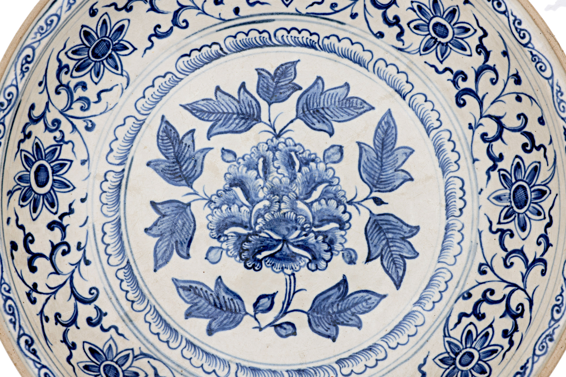 A LARGE VIETNAMESE BLUE AND WHITE PEONY DISH - Image 2 of 10