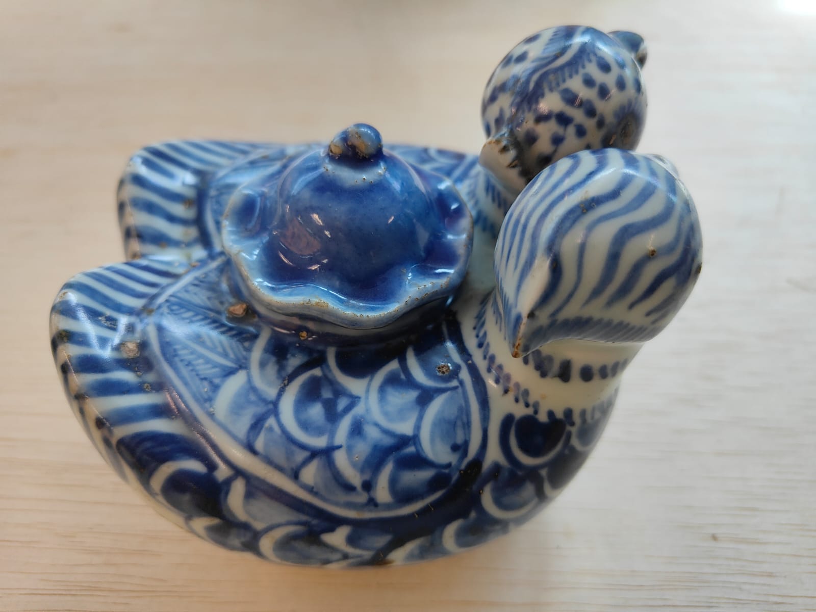 A BLUE AND WHITE TWIN DUCK WATER DROPPER AND COVER - Bild 15 aus 17