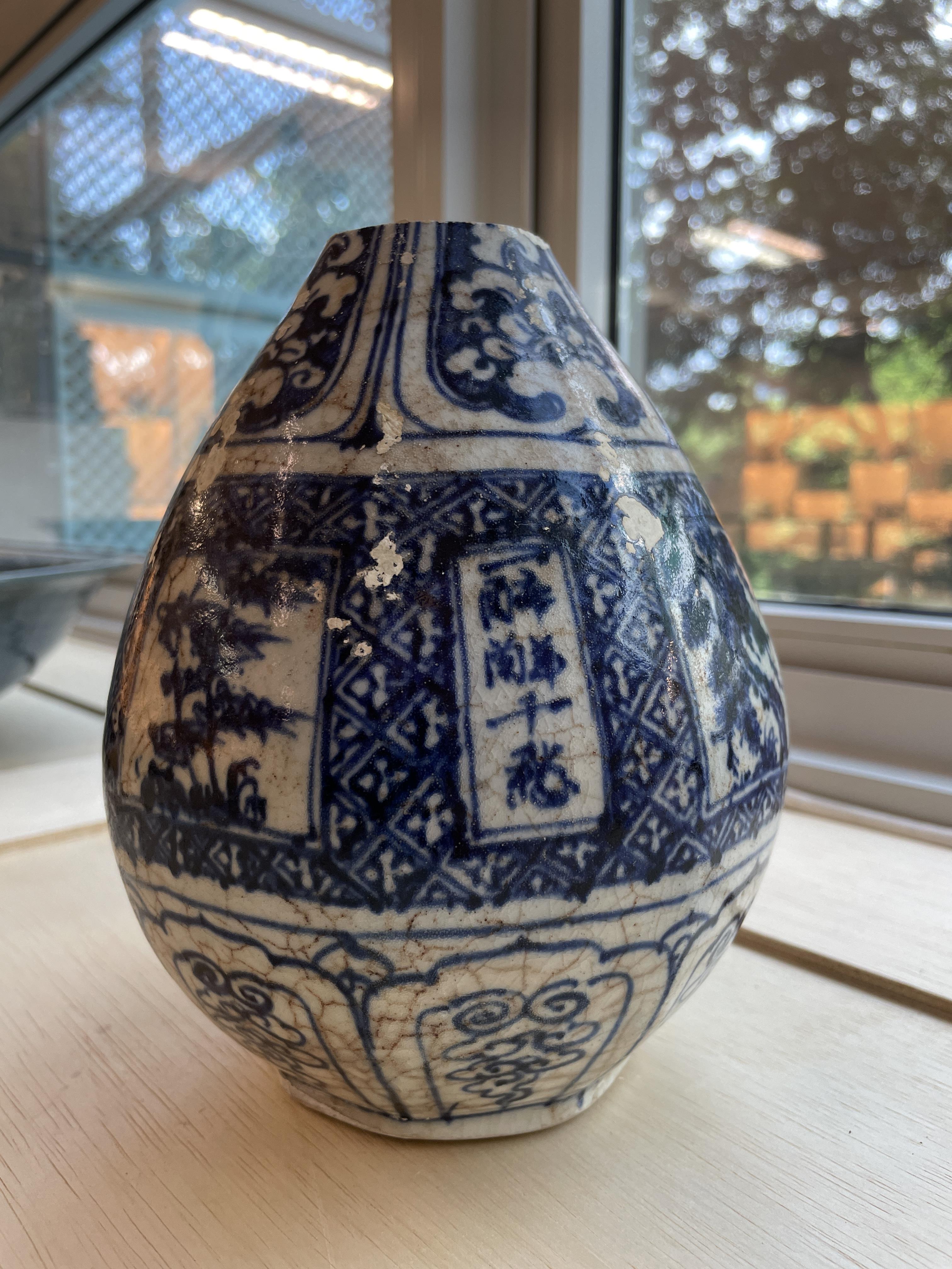 A VIETNAMESE BLUE AND WHITE PEAR SHAPED VASE - Image 5 of 11