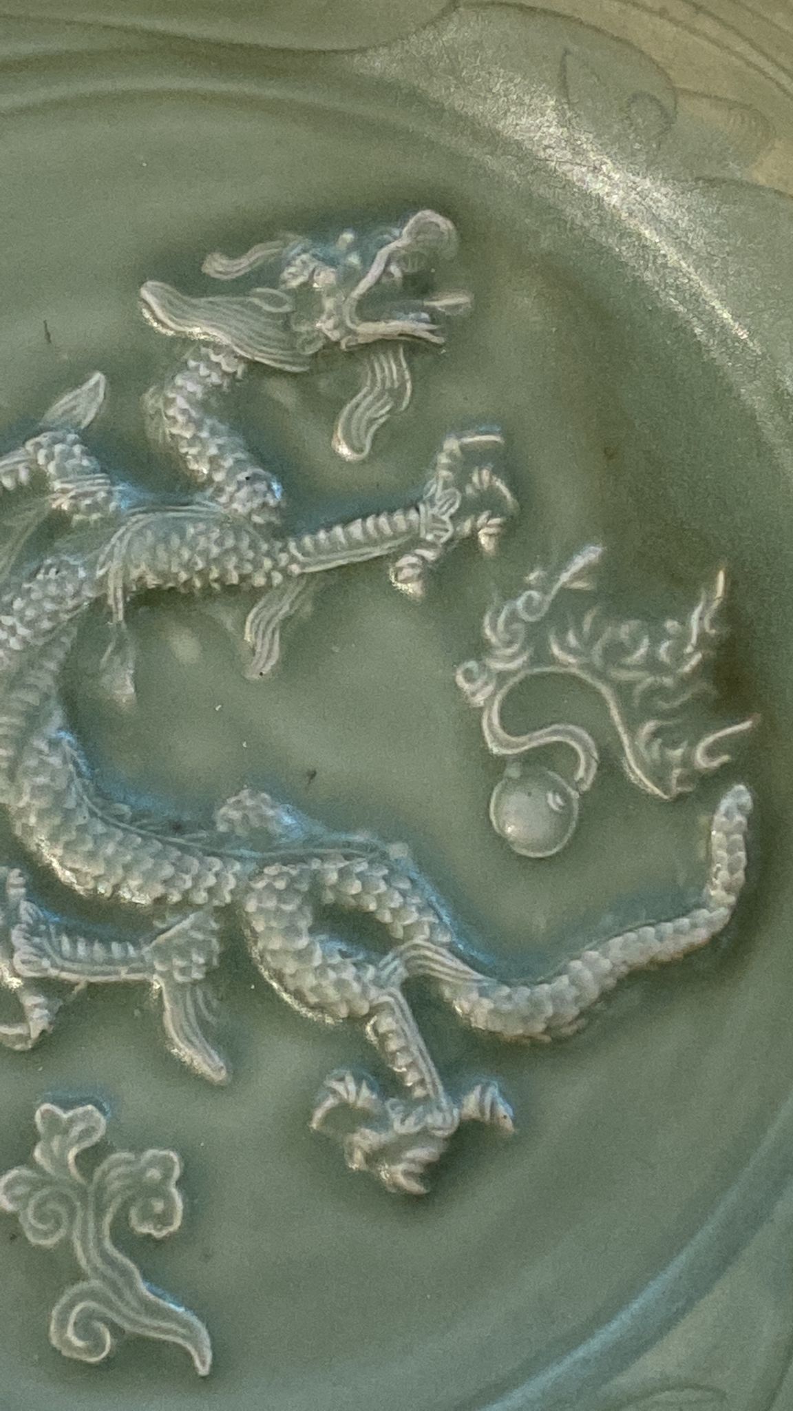 A LARGE LONGQUAN CELADON DRAGON DISH - Bild 11 aus 20