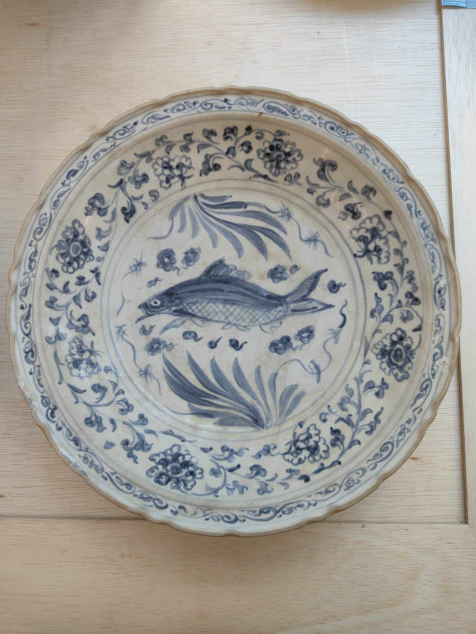 A LARGE VIETNAMESE BLUE AND WHITE CARP DISH - Image 4 of 7