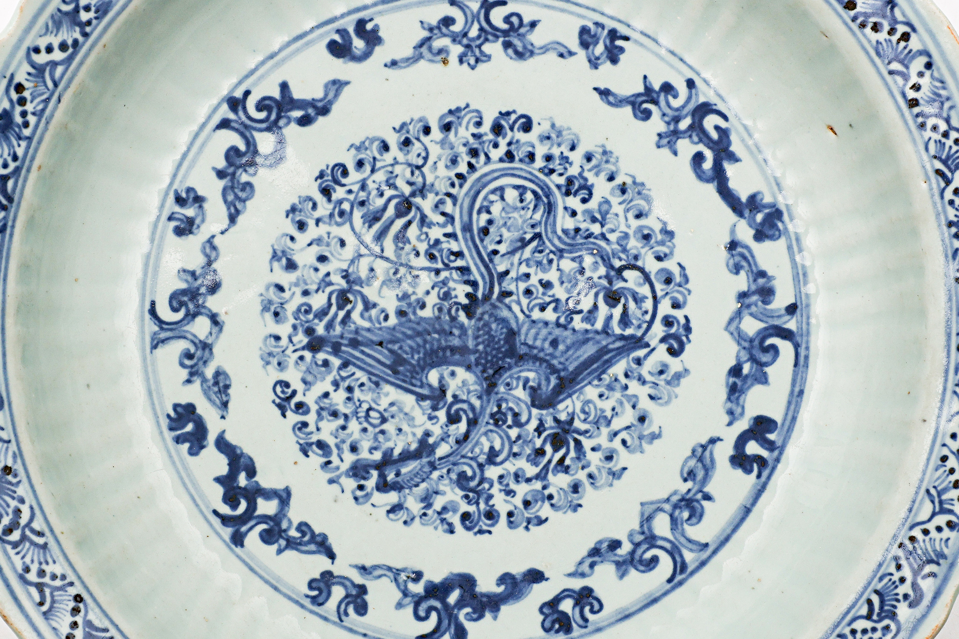 A BLUE AND WHITE PORCELAIN PHOENIX DISH - Image 2 of 13