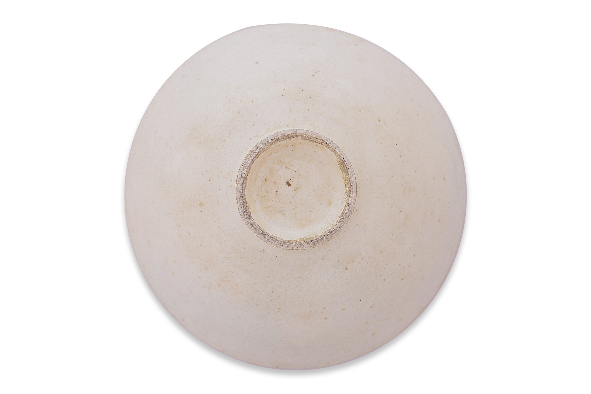 A WHITE GLAZED MOULDED THREE FLOWERS BOWL - Image 6 of 12