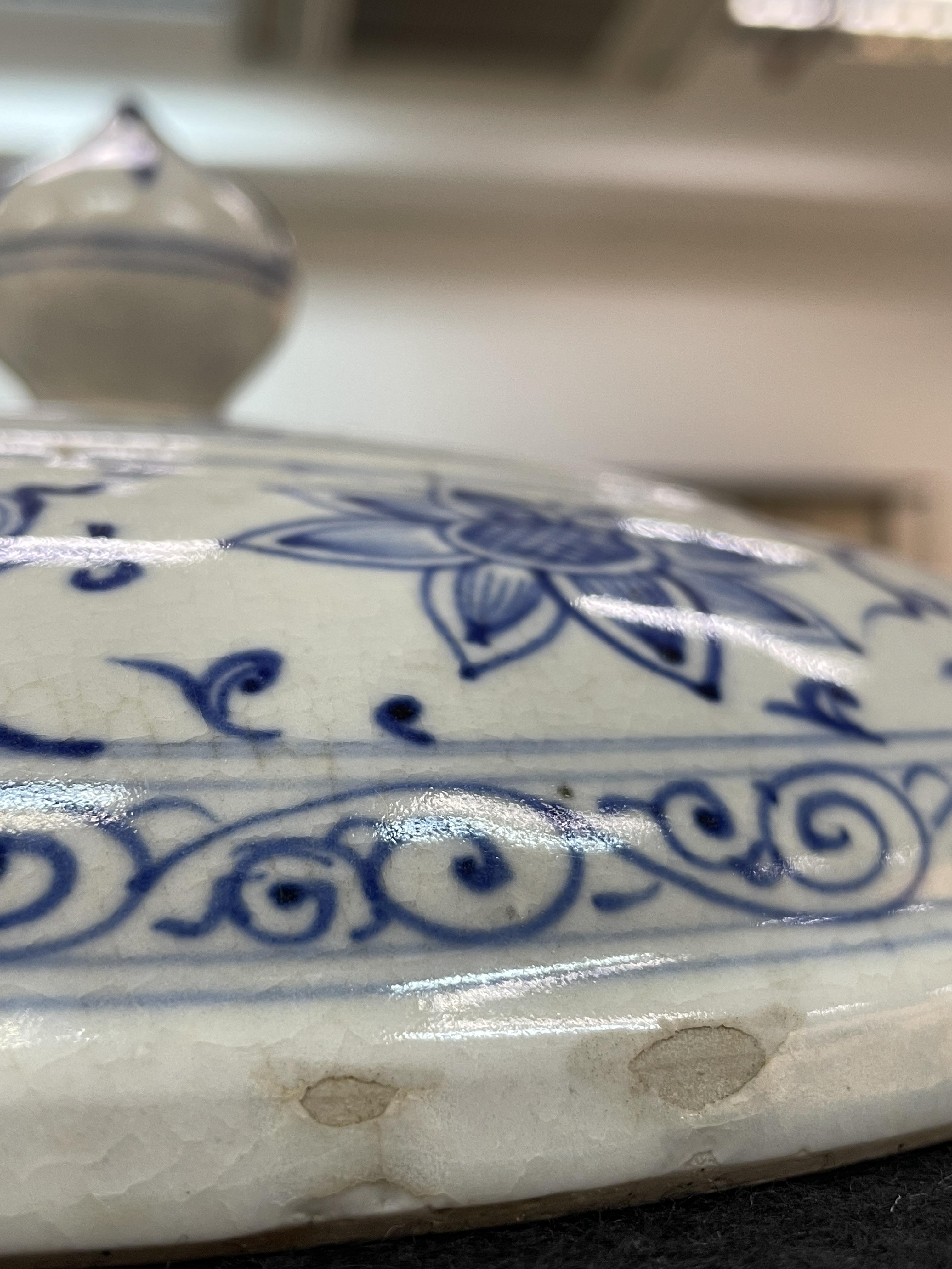 A LARGE AND RARE VIETNAMESE BLUE AND WHITE BOWL AND COVER - Bild 24 aus 29