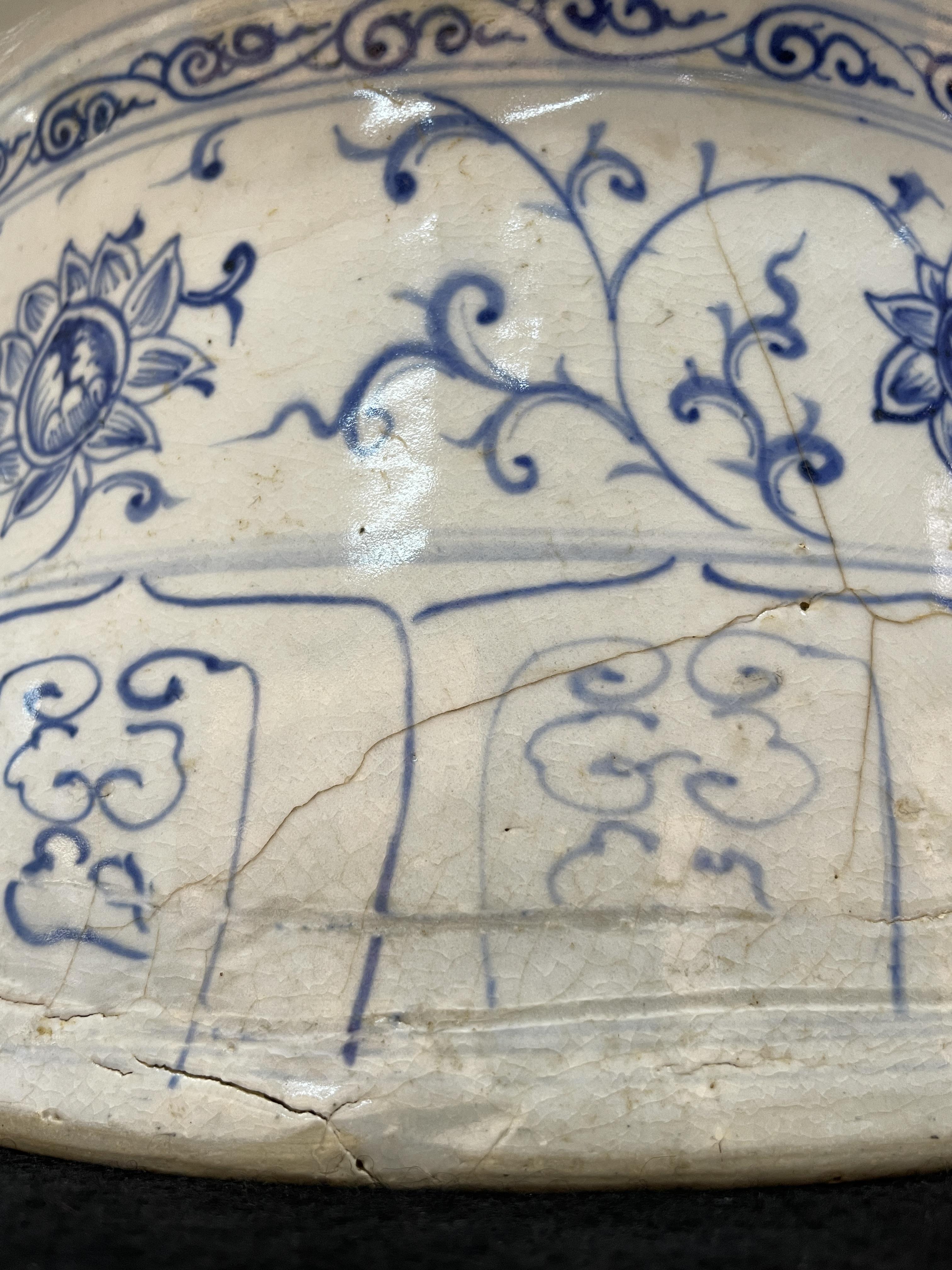 A LARGE AND RARE VIETNAMESE BLUE AND WHITE BOWL AND COVER - Image 14 of 29