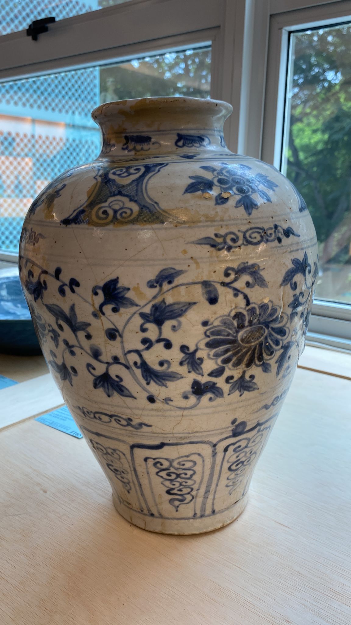 A LARGE VIETNAMESE BLUE AND WHITE JAR - Image 14 of 15