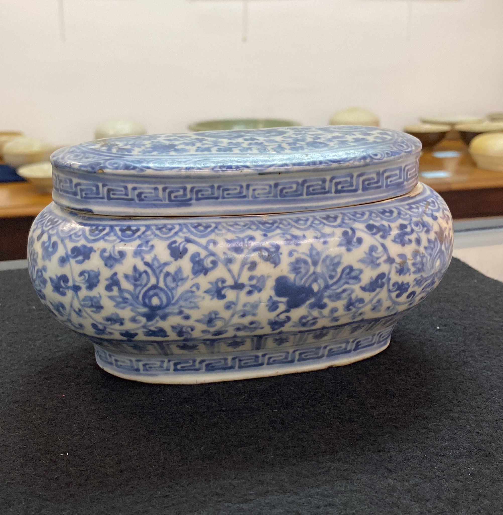 A BLUE AND WHITE OVAL BOX, COVER AND LINER - Image 5 of 17