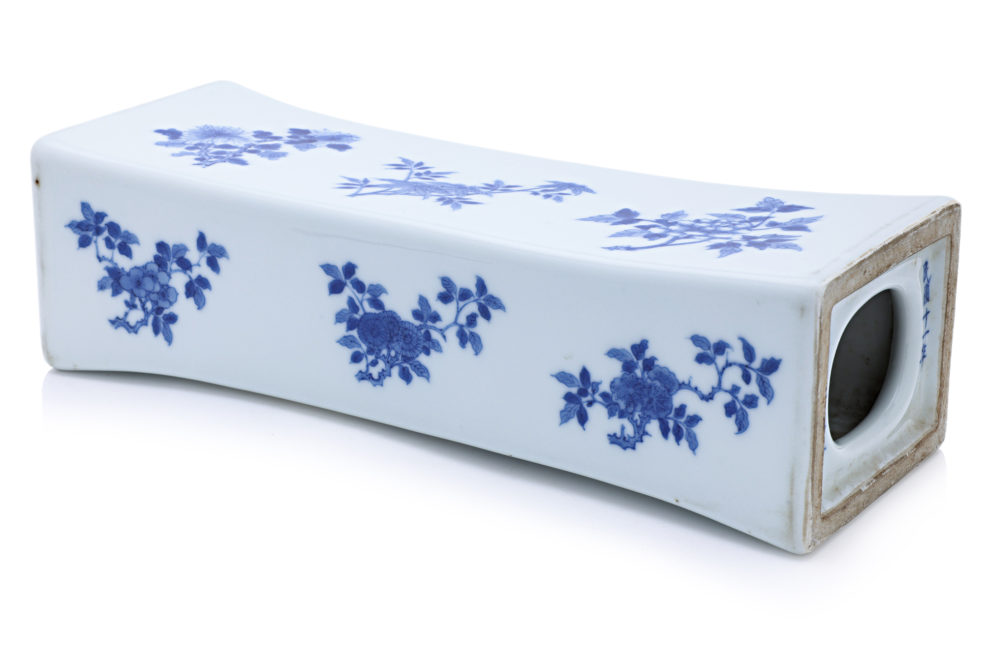 A LARGE BLUE AND WHITE PORCELAIN PILLOW - Image 2 of 24